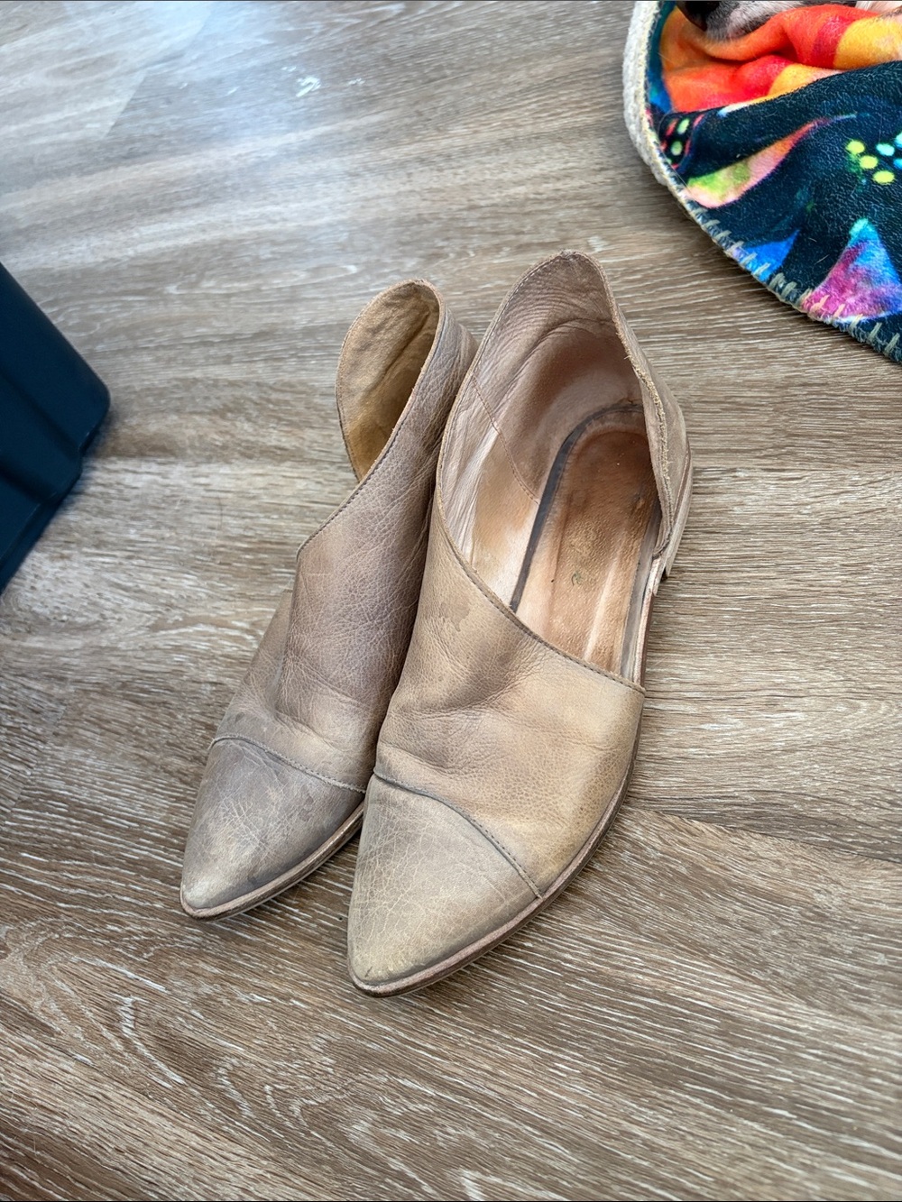 Women’s Pointed Toe Slip-On Flats in Tan